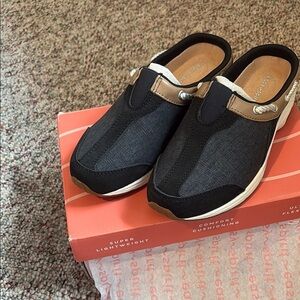 Easy Spirit Dark Blue and White Sneakers Sporty Comfort